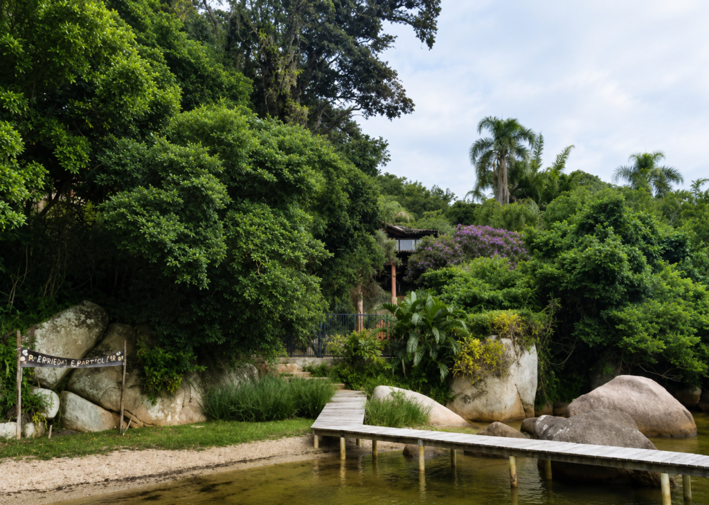 Scenic lagoon setting in Lagoa da Conceição, Florianópolis, featuring tropical greenery, waterfront views, and a relaxed outdoor lifestyle.